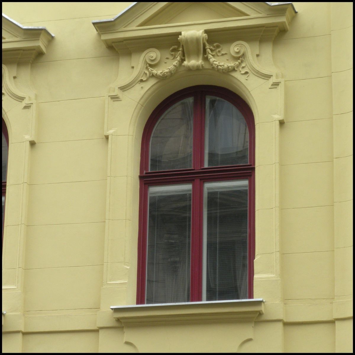 Obloukové kastlové okno vzhledem shodné s původními okny - je tvořeno eurooknem IV-68 a jednoduchými vnitřními křídly