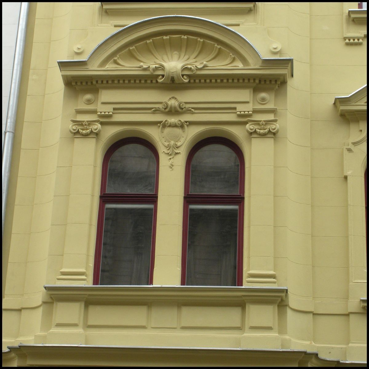 Oblouková kastlová okna čelní fasády vzhledem shodná s původními okny - jsou tvořená eurookny IV-68 a jednoduchými vnitřními křídly