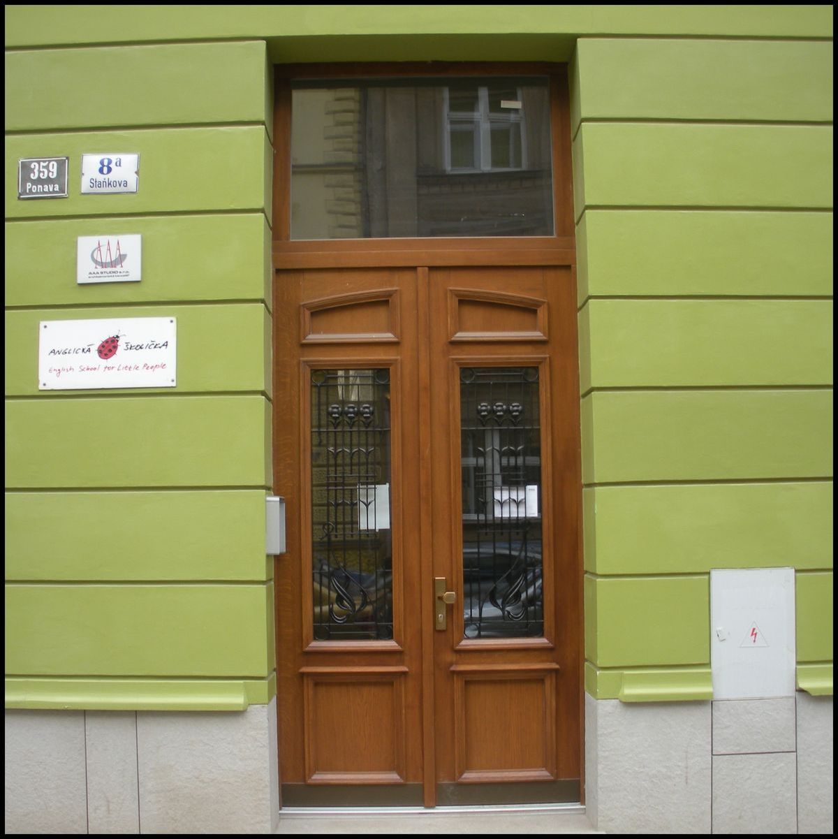 Vchodové dveře vyrobené jako kopie původních dveří